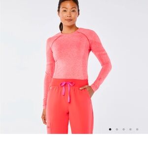 WOMEN'S SALTA SEAMLESS LONGSLEEVE UNDERSCRUB. Figs. Color- fireside .